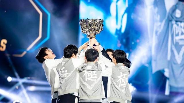 利物浦官推晒英超标王伊萨克视频：迷之笑容，凝视镜头